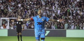 Heroic Neymar scores a hat-trick with a torn meniscus