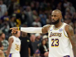 I Lakers rimontano i Suns, ai Warriors non basta Curry: il resoconto della notte Nba