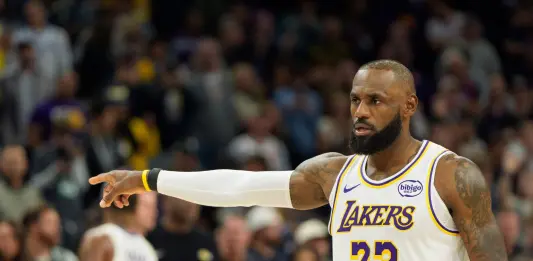 I Lakers rimontano i Suns, ai Warriors non basta Curry: il resoconto della notte Nba