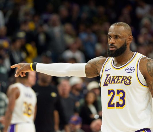 I Lakers rimontano i Suns, ai Warriors non basta Curry: il resoconto della notte Nba