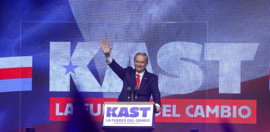 انتخاب خوسيه أنطونيو كاست رئيسًا لتشيلي