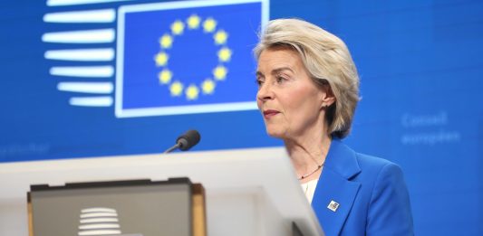 Ue, raggiunta l’intesa: prestito all’Ucraina da 90 miliardi. Salta l’uso degli asset russi