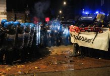 Torino, scontri al corteo contro lo sgombero di Askatasuna: la polizia respinge con gli idranti i manifestanti