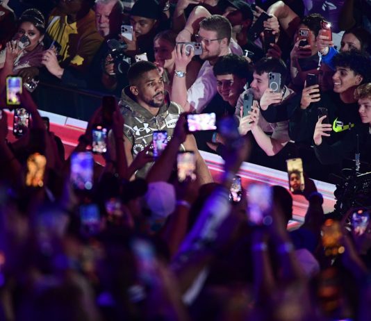 Paura per Joshua, incidente stradale in Nigeria: due morti, il pugile lievemente ferito