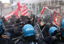 Torino, scontri tra manifestanti e polizia al corteo contro lo sgombero di Askatasuna