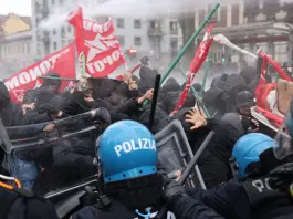 Torino, scontri al corteo contro lo sgombero di Askatasuna: 9 agenti feriti / Foto