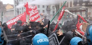 Torino, scontri al corteo contro lo sgombero di Askatasuna: 9 agenti feriti / Foto
