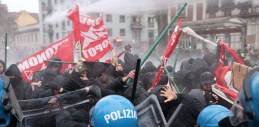Torino, scontri al corteo contro lo sgombero di Askatasuna: 9 agenti feriti / Foto