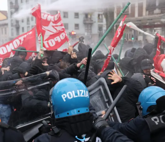 Torino, scontri tra manifestanti e polizia al corteo contro lo sgombero di Askatasuna / Foto