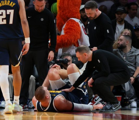 Impresa Cleveland contro San Antonio, infortunio al ginocchio per Jokic