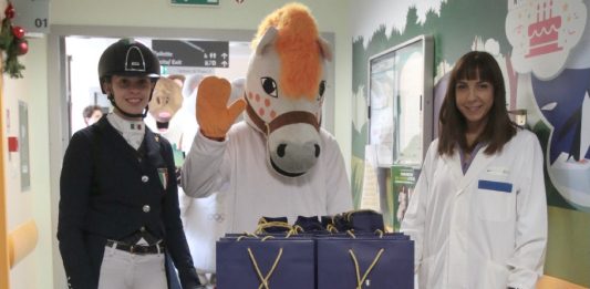 A Palermo “Natale con la Fise”, un pony porta regali ai bambini ricoverati all’ospedale Cervello