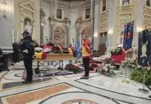 Napoli saluta Davide Tizzano, folla e commozione ai funerali del campione olimpico e presidente della Federcanottaggio