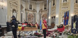 Napoli saluta Davide Tizzano, folla e commozione ai funerali del campione olimpico e presidente della Federcanottaggio