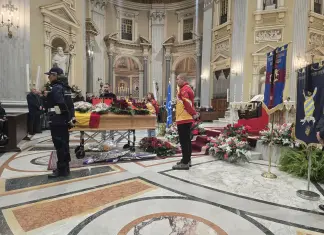Napoli saluta Davide Tizzano, folla e commozione ai funerali del campione olimpico e presidente della Federcanottaggio