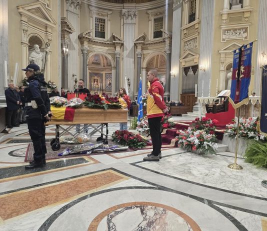 Napoli saluta Davide Tizzano, folla e commozione ai funerali del campione olimpico e presidente della Federcanottaggio