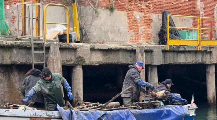 Record per i Gondolieri Sub, raccolti 18 quintali di rifiuti dai fondali di Santa Marta-Santa Maria Maggiore