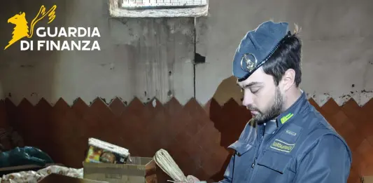 Sequestrate 2 tonnellate e mezzo di materiale pirotecnico illegale nel Napoletano, 2 arresti