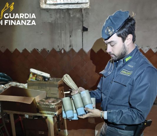 Sequestrate 2 tonnellate e mezzo di materiale pirotecnico illegale nel Napoletano, 2 arresti