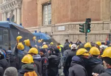 Tensioni a Genova al corteo dei lavoratori ex Ilva, scontri davanti alla Prefettura. Sciolto il presidio alla stazione di Brignole / Foto