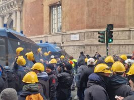 Tensioni a Genova al corteo dei lavoratori ex Ilva, scontri davanti alla Prefettura. Sciolto il presidio alla stazione di Brignole / Foto e Video