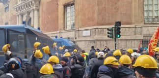 Tensioni a Genova al corteo dei lavoratori ex Ilva, scontri davanti alla Prefettura. Sciolto il presidio alla stazione di Brignole / Foto e Video