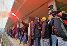Tensioni a Genova al corteo dei lavoratori ex Ilva, scontri davanti alla Prefettura. Occupata la stazione di Brignole / Foto