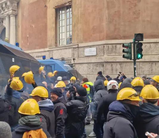 Tensioni a Genova al corteo dei lavoratori ex Ilva: scontri davanti alla Prefettura, la polizia usa i lacrimogeni / Foto