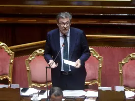 Dalla manovra saltano 5 misure, anche la norma sui lavoratori sottopagati. Il Governo pone la fiducia al maxiemendamento al Senato