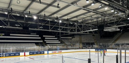 Milano-Cortina 2026, presentata la nuova pista di hockey su ghiaccio in Fiera. Investiti 25 milioni