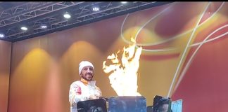 La fiamma olimpica a Palermo, Cairoli accende il braciere / Video