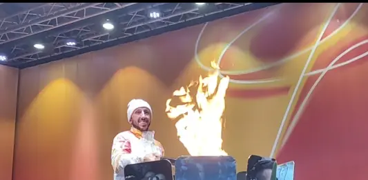 La fiamma olimpica a Palermo, Cairoli accende il braciere / Video