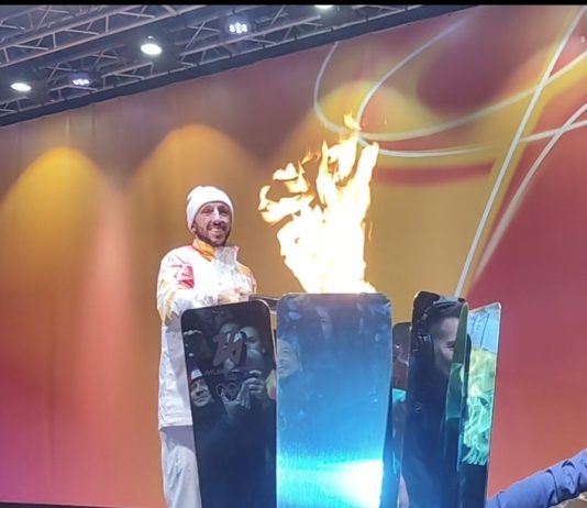 La fiamma olimpica a Palermo, Cairoli accende il braciere in piazza