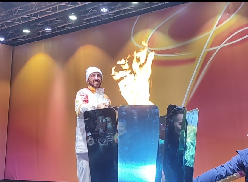 La fiamma olimpica a Palermo, Cairoli accende il braciere / Video La fiamma olimpica a Palermo, Cairoli accende il braciere / Video