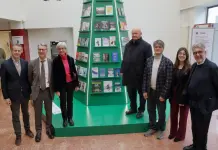 L’ateneo di Verona accende l’albero che genera libri per una celebrazione della lettura e dello sport