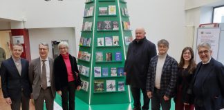 L’ateneo di Verona accende l’albero che genera libri per una celebrazione della lettura e dello sport