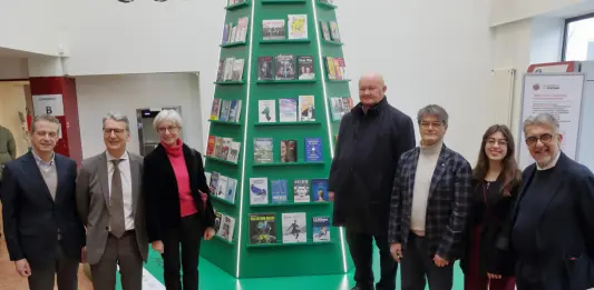 L’ateneo di Verona accende l’albero che genera libri per una celebrazione della lettura e dello sport