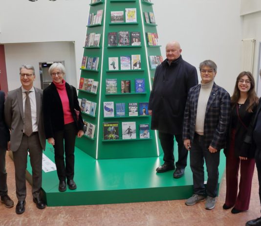 L’ateneo di Verona accende l’albero che genera libri per una celebrazione della lettura e dello sport
