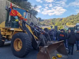 I lavoratori dell’ex Ilva occupano l’autostrada A10: il corteo raggiunge Ponte San Giorgio, Genova bloccata / Foto e Video