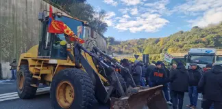 I lavoratori dell’ex Ilva occupano l’autostrada A10: il corteo raggiunge Ponte San Giorgio, Genova bloccata / Foto e Video