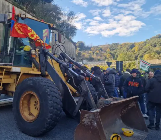 Lavoratori dell’ex Ilva occupano l’autostrada A10, Genova bloccata / Foto