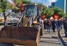 Ex Ilva, i lavoratori bloccano l’aeroporto di Genova / Foto