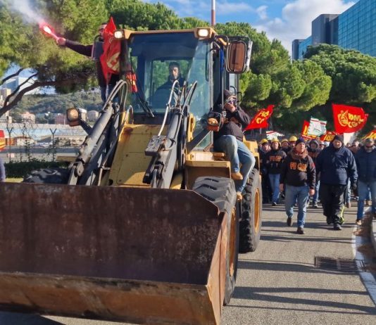 Ex Ilva, i lavoratori bloccano l’aeroporto di Genova / Foto