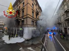 Incendio in un negozio del centro a Torino, intervento dei Vigili del Fuoco