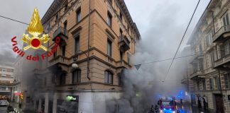 Incendio in un negozio del centro a Torino, intervento dei Vigili del Fuoco