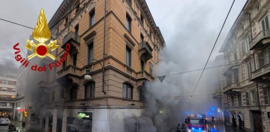 Incendio in un negozio del centro a Torino, intervento dei Vigili del Fuoco