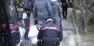 العثور على امرأة شابة ميتة في فناء مبنى بميلانو والتحقيقات جارية