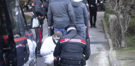 Giovane donna trovata morta nel cortile di uno stabile a Milano, si indaga per omicidio
