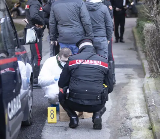 Donna trovata morta nel cortile di uno stabile a Milano