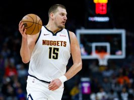 Celtics ko a Milwaukee nella notte Nba, Jokic trascina i Denver Nuggets