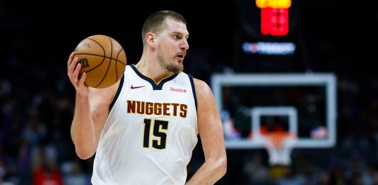 Celtics ko a Milwaukee nella notte Nba, Jokic trascina i Denver Nuggets
